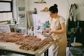 Glaçure d’un bol en atelier