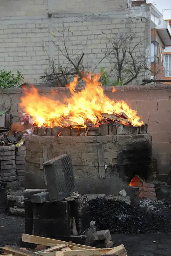 Four traditionnel en pleine flamme
